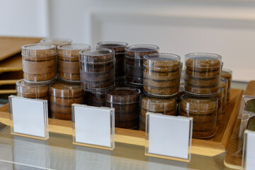 店舗の棚に並ぶクッキー