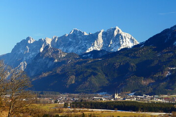 Blick auf Admont, mit Stift Admont und den Admonter Reichenstein