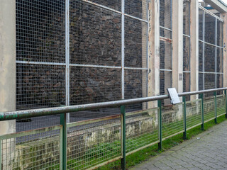 Obraz premium Outdoor fence at the zoo. Empty cages in the zoo. Winter at the zoo. The animals hid. Empty animal enclosure.