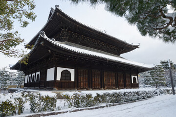 Obraz premium 雪の建仁寺 法堂 京都市東山区