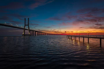 Photo sur Plexiglas Pont Vasco da Gama Vasco da Gama bridge and pier over tagus river in Lisbon (Portugal),before sunrise
