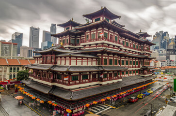 The Buddha Tooth Relic Temple in Singapore. - obrazy, fototapety, plakaty