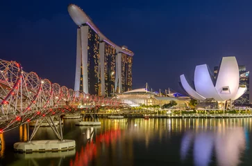 Photo sur Plexiglas Helix Bridge Singapore Skyline during night with Marina bay in background