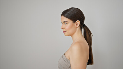 Obraz premium Young beautiful hispanic woman looking to the side with serious face over isolated white background