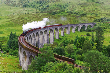 Obraz premium Die Dampflok auf dem berühmten Glenfinnan-Viadukt in Schottland