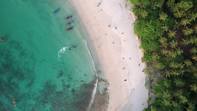 Plage de sable blanc paradisiaque &agrave; Phuket - Vue a&eacute;rienne 4K de la libert&eacute; tropicale et de la nature sauvage - Vacances exotiques et d&eacute;tente en Tha&iuml;lande
