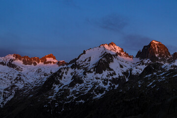 Fototapeta na wymiar Hiking in Snowy mountains in Pirinees 