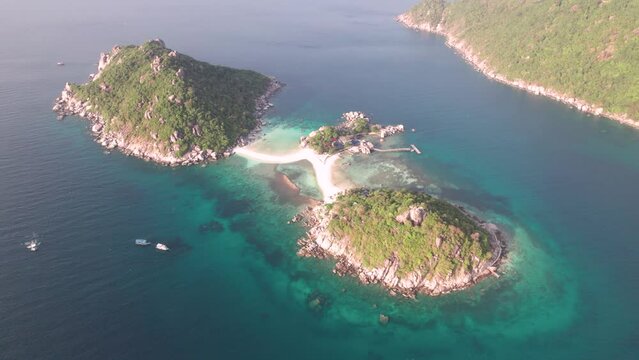 les iles jumelles paradisiaques de Koh Nang Yuan reli&eacute;es par un banc de sable blanc de Koh Nang Yuan, pr&eacute;s de Koh Tao, Tha&iuml;lande, Asie du sud est (vue a&eacute;rienne)