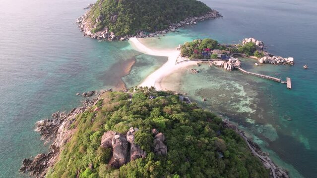 les iles jumelles paradisiaques de Koh Nang Yuan reli&eacute;es par un banc de sable blanc de Koh Nang Yuan, pr&eacute;s de Koh Tao, Tha&iuml;lande, Asie du sud est (vue a&eacute;rienne)