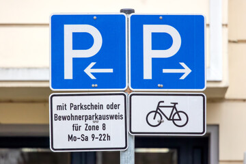 Verkehrsschilder: Parken erlaubt 