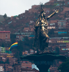 Obraz premium Monumento al inca con la bandera del tahuantinsuyo