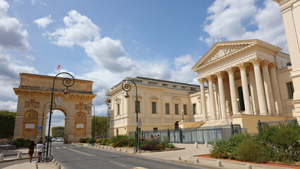 Arco del Triunfo (o de Peyrou) y Palacio de Justicia, Montpellier, Francia - obrazy, fototapety, plakaty