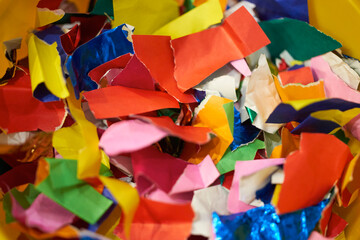 カラフルな折り紙の切れ端のアップ・多様性