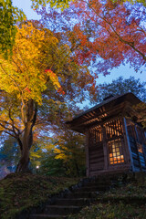 日本　岩手県西磐井郡平泉町にある中尊寺のライトアップされた梵鐘と紅葉