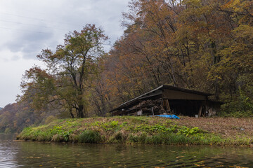 日本　岩手県一関市を流れる砂鉄川沿いの渓谷、猊鼻渓の舟下りの船上から見える紅葉