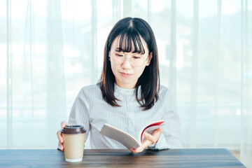 本を読む女性　businesswoman drinking coffee in office