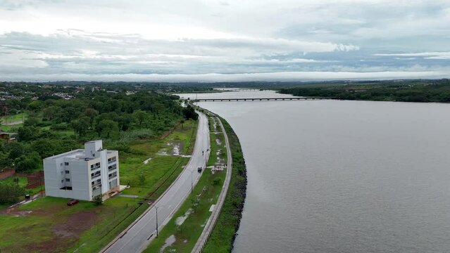 Aerial image showcasing the mighty Paraná River coursing through the city of Posadas in Argentina, emphasizing the grandeur of the river in the urban landscape.