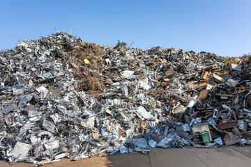大量の産業廃棄物置き場　ごみ山　スクラップ