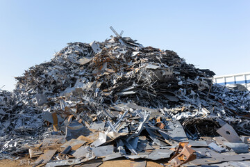 大量の産業廃棄物置き場　ごみ山　スクラップ