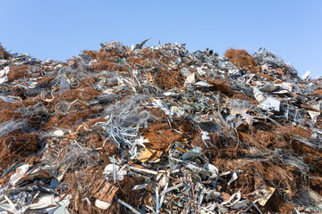 大量の産業廃棄物置き場　ごみ山　スクラップ
