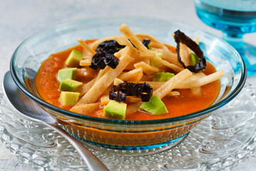 メキシコのトルティージャのスープ　ソパ・デ・トルティージャ（ソパ・アステカ）コピースペースあり
 Mexican tortilla soup　Sopa de Tortilla (Sopa Azteca）with copy space