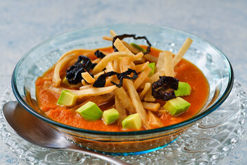 メキシコのトルティージャのスープ　ソパ・デ・トルティージャ（ソパ・アステカ）コピースペースあり
 Mexican tortilla soup　Sopa de Tortilla (Sopa Azteca）with copy space