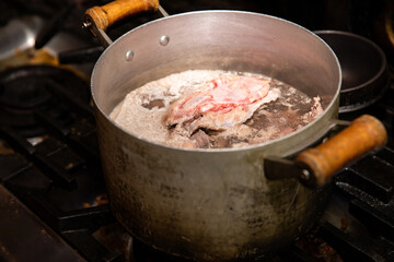 鍋で煮込む　simmer in a pot