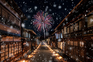 冬の奈良井宿。アイスキャンドル祭りの花火と雪。日本の長野県の観光名所。