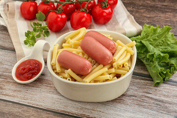 Mini sausages with pasta macheroni