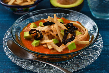 メキシコのトルティージャのスープ　ソパ・デ・トルティージャ（ソパ・アステカ）コピースペースあり
 Mexican tortilla soup　Sopa de Tortilla (Sopa Azteca）with copy space
