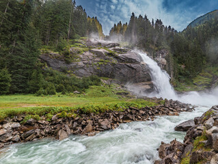 Espectacular cascada de los Alpes Austriacos,