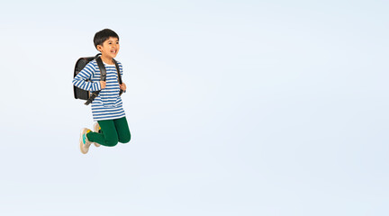 ランドセルを背負って笑顔でジャンプする小学生の男の子（切り抜き背景透過PNGも販売しております。作成者リンクから「PNG」で検索してください）