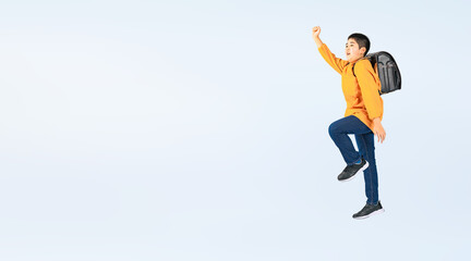 ジャンプするランドセルを背負ったの小学生の男の子（切り抜き背景透過PNGも販売しております。作成者リンクから「PNG」で検索してください）
