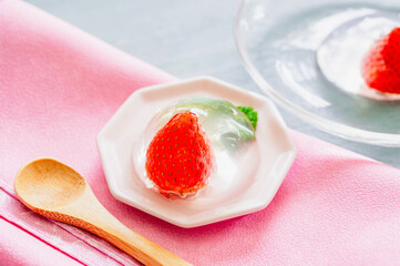 アガーで作るイチゴゼリー