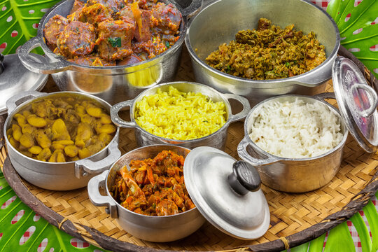 Plateau de plats embl&eacute;matiques de la cuisine cr&eacute;ole r&eacute;unionnaise servis dans de petites marmites 