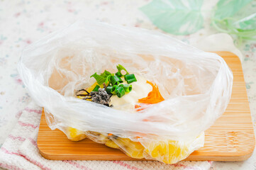 ポテサラの材料をポリ袋に入れる