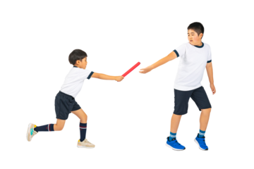 バトンをリレーする体操服を着た男の子たち 手作業で精密に切り抜いた背景透過全身写真PNG