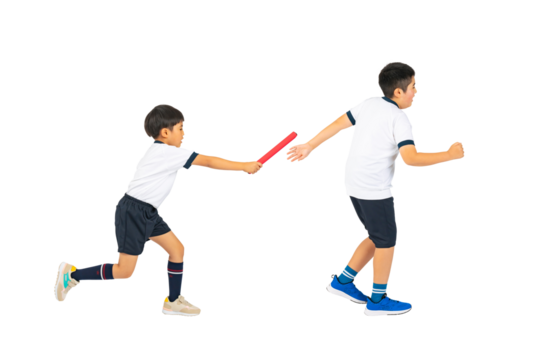 バトンをリレーする体操服を着た男の子たち　手作業で精密に切り抜いた背景透過全身写真PNG