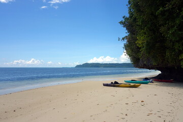 Fototapeta na wymiar Kayak Break at the beach in the shade of an island. Sandy and ocean in the backround