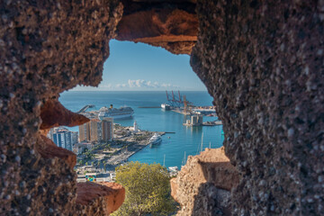 Le port de Málaga vu depuis les remparts du château de Gibralfaro, forteresse sur les hauteurs de Málaga. 