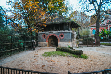 Enclos des anes du Poitou à la Ménagerie du Jardin des plantes