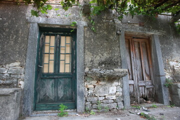 Fototapeta na wymiar Stary dom.Ruiny,Stare drzwi.