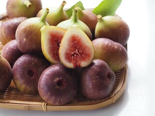 ザルにのった採れたてイチジク