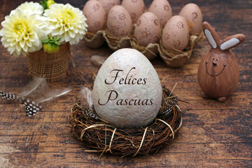 Tarjeta de felicitación Felices Pascuas: Huevo de Pascua etiquetado con el saludo de Pascua...