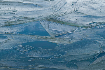 自然に凍りついた氷の模様
