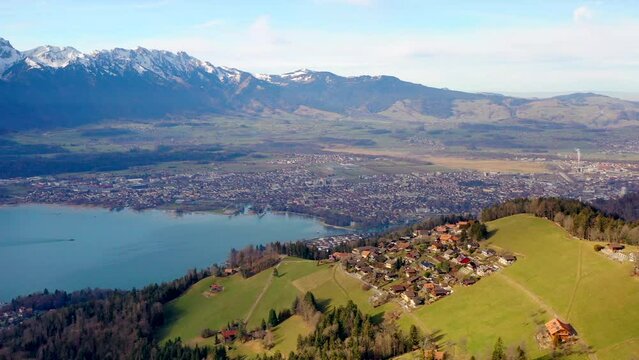 Blick über Heiligenschwendi in Richtung Thuner See, Schweiz, Januar 2024