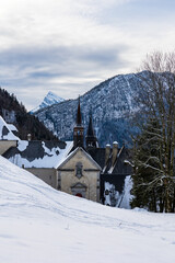 Façade de l’entrée principale du Monastère de la Grande Chartreuse sous la neige, au cœur des montagnes du Parc naturel régional de Chartreuse