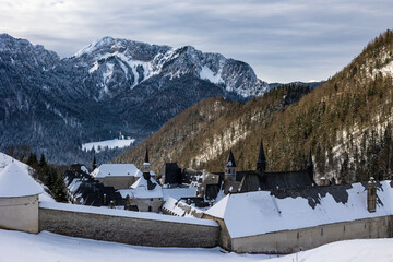 Monastère de la Grande Chartreuse sous la neige, au cœur des montagnes du Parc naturel régional de Chartreuse, face au sommet du Charmant Som