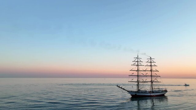 bonito atardecer en el mar junto a un barco velero