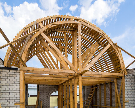 Construction of a building's vaulted roof